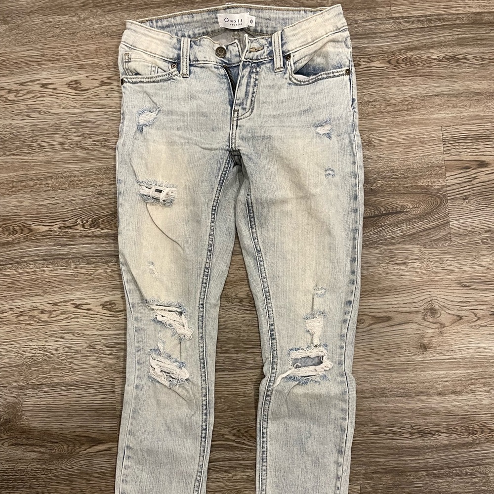 NWOT light wash, pre ripped jeans